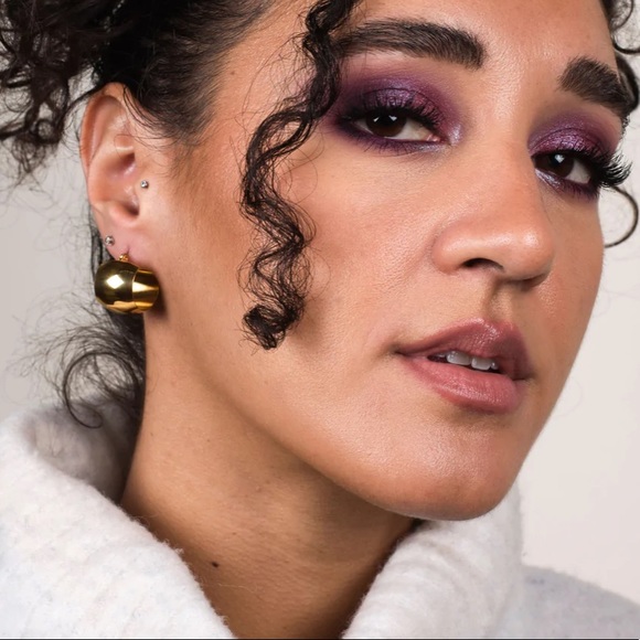 Waterproof chunky gold plated hoop earrings - Picture 3 of 3